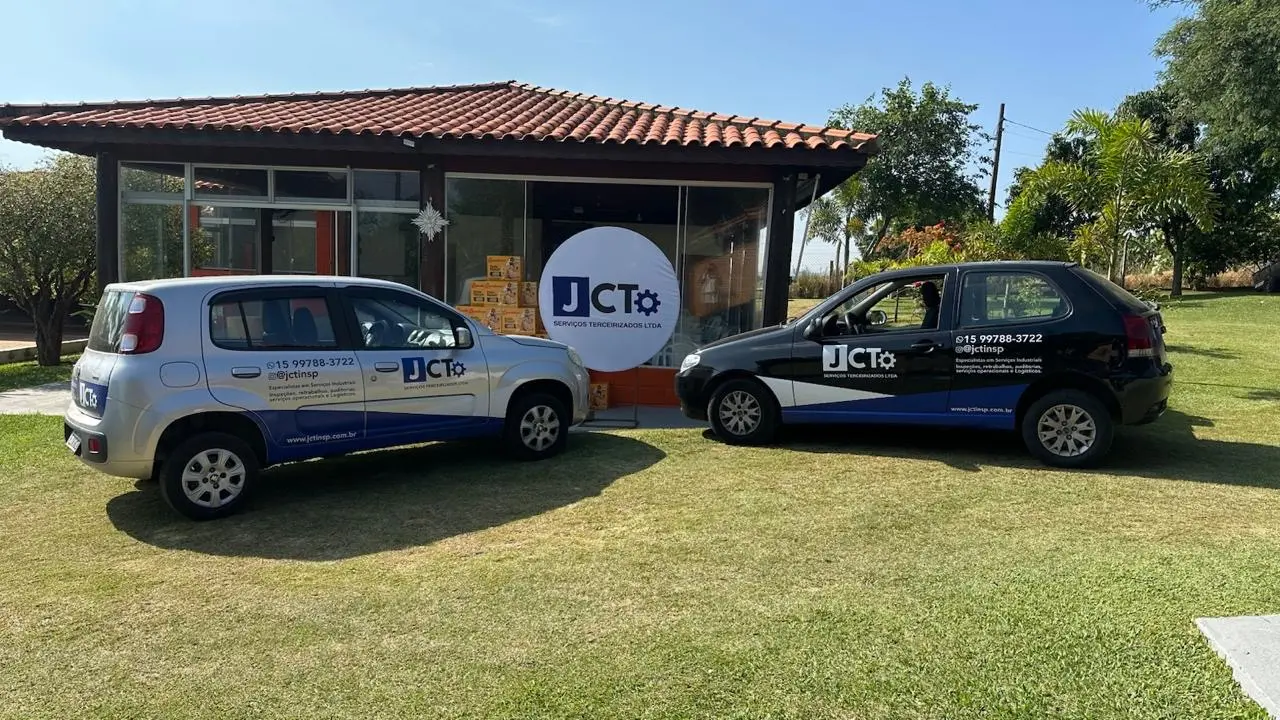 Equipe da JCT reunida na sede da empresa